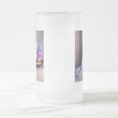 ヴィンテージ白い子猫とピンクと紫の花 フロストグラスビールジョッキ (中央)