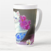ヴィンテージ白い子猫とピンクの花 カフェラテマグ (右アングル)