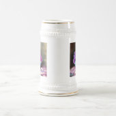 ヴィンテージ白い子猫とピンクの花 ビールジョッキ (中央)