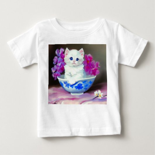ヴィンテージ白い子猫とピンクの花 ベビーTシャツ (正面)