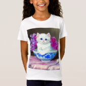 ヴィンテージ白い子猫とピンクの花 Tシャツ (正面)