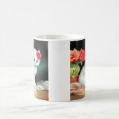 ヴィンテージ白い子猫イラストレーションと赤い花 モーフィングマグカップ (中央)