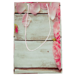 ヴィンテージ白い木製の壁ピンクのバラ、みすぼらしいシック ミディアムペーパーバッグ