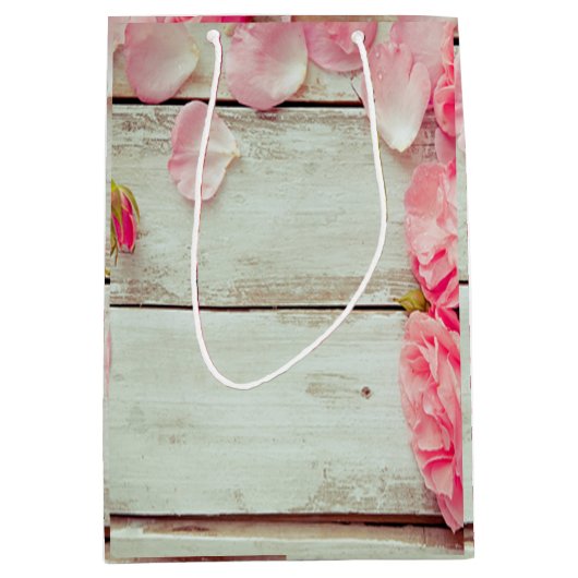 ヴィンテージ白い木製の壁ピンクのバラ、みすぼらしいシック ミディアムペーパーバッグ (正面)