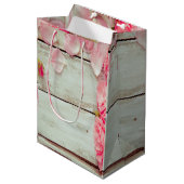 ヴィンテージ白い木製の壁ピンクのバラ、みすぼらしいシック ミディアムペーパーバッグ (正面アングル)