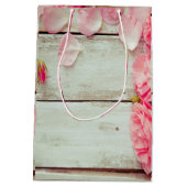 ヴィンテージ白い木製の壁ピンクのバラ、みすぼらしいシック ミディアムペーパーバッグ (裏面)