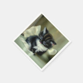 ヴィンテージ白と黒の子猫の舌が突き出ている スタンダードカクテルナプキン (角)