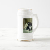 ヴィンテージ白と黒の子猫の舌が突き出ている ビールジョッキ (正面右)