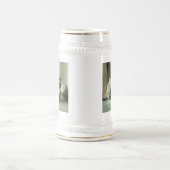 ヴィンテージ白と黒の子猫の舌が突き出ている ビールジョッキ (中央)