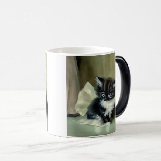 ヴィンテージ白と黒の子猫の舌が突き出ている モーフィングマグカップ (正面右)