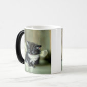 ヴィンテージ白と黒の子猫の舌が突き出ている モーフィングマグカップ (正面左)