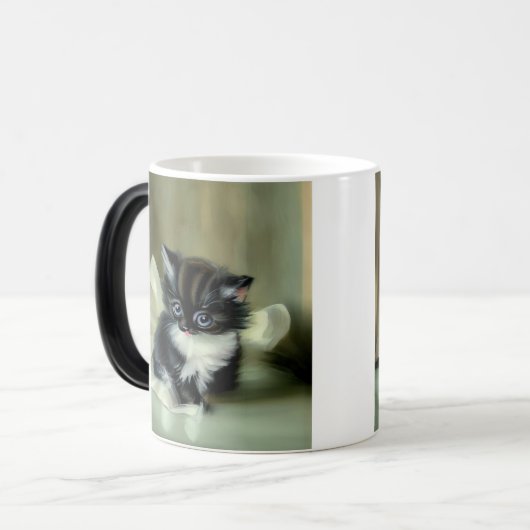 ヴィンテージ白と黒の子猫の舌が突き出ている モーフィングマグカップ (正面左)