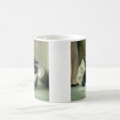 ヴィンテージ白と黒の子猫の舌が突き出ている モーフィングマグカップ (中央)