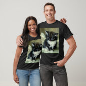 ヴィンテージ白と黒の子猫の舌が突き出ている Tシャツ (ユニセックス)