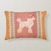 ヴィンテージ白フローラプードルとバラ アクセントクッション (正面)