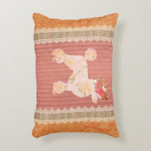 ヴィンテージ白フローラプードルとバラ アクセントクッション (正面(垂直))