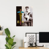 ヴィンテージ看護師とゴールドの医神杖エンブレム NR ポスター (ホームオフィス)