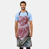ヴィンテージ真珠とピンクのバラのパターン エプロン (着用した状態)
