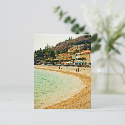 ヴィンテージ砂浜の都市の海の家や木 ポストカード