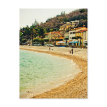 ヴィンテージ砂浜の都市の海の家や木