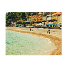 ヴィンテージ砂浜の都市の海の家や木