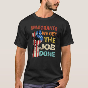 ヴィンテージ移民アメリカ国旗の私たちは仕事を得る Tシャツ