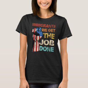ヴィンテージ移民アメリカ国旗の私たちは仕事を得る Tシャツ