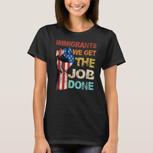 ヴィンテージ移民アメリカ国旗の私たちは仕事を得る Tシャツ (正面)