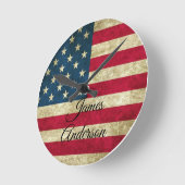 ヴィンテージ米国国旗のアメリカ愛国主義モノグラム ラウンド壁時計 (傾斜)