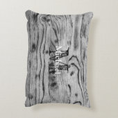 ヴィンテージ素朴な灰色の黒焦げ木材モノグラム アクセントクッション (裏面(縦))