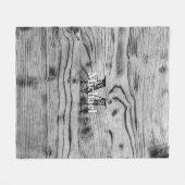 ヴィンテージ素朴な灰色の黒焦げ木材モノグラム フリースブランケット (正面(横))