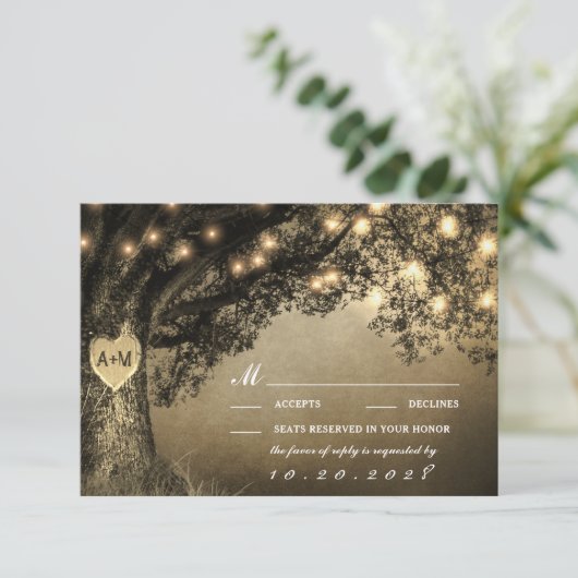 ヴィンテージ素朴彫りオークの木の結婚式RSVPカード 出欠カード (スタンド正面)