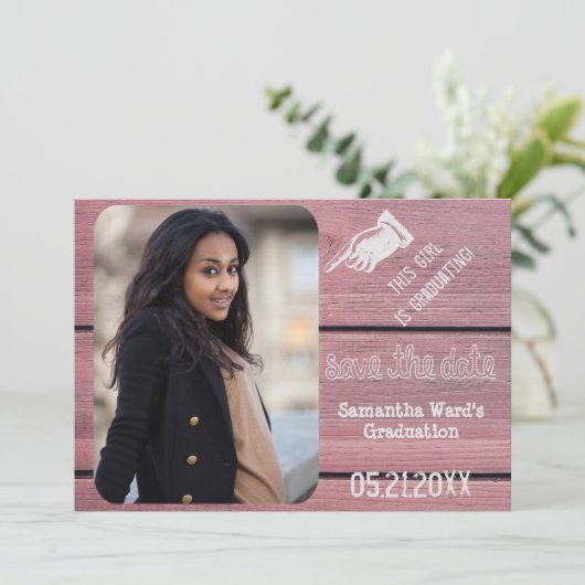 ヴィンテージ素朴木材の卒業写真の日付の保存 招待状 (スタンド正面)