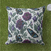 ヴィンテージ紫マゼンタフローラ アウトドアクッション (芝生)
