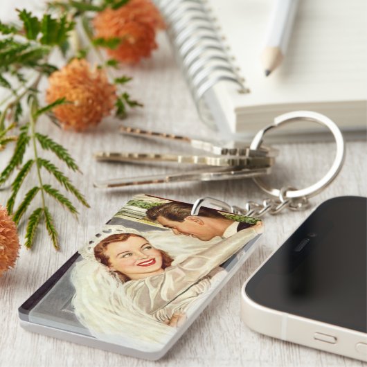 ヴィンテージ結婚式の新婚夫婦、ハッピーブライドと新郎新婦 キーホルダー (正面右)