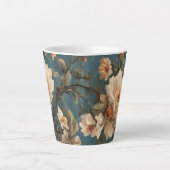 ヴィンテージ絶妙な白と緑豊かなサンゴ赤い花 カフェラテマグ (正面)