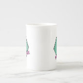 ヴィンテージ緑がかった六角ピンクの円文字 ボーンチャイナマグカップ (正面)