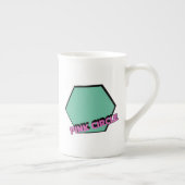 ヴィンテージ緑がかった六角ピンクの円文字 ボーンチャイナマグカップ (右)