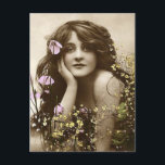 ヴィンテージ美しい（花） ポストカード<br><div class="desc">ヴィンテージの髪に花を持つ美しい長い髪の女性のカラー写真。</div>