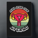 ヴィンテージ自分の子宮フェミニストおもしろいギフトに注意 フォトプラーク<br><div class="desc">ヴィンテージ心あなたの自身の子宮かわいいフェミニストギフト生殖権シャツプロチョイズシャツ生殖権，フェミニスト，チョイセ，ヴィンテージ，フェミニズム，ギフトアイディア，私の体私の選択，女の子パワー，女性，平等，ピンク，女性，平等，妊娠中絶，妊娠中絶，妊娠中絶，子宮，権利，妊娠中絶，女性，チョイセ，ギフト</div>