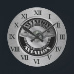 ヴィンテージ航空術 ラウンド壁時計<br><div class="desc">ヴィンテージシルバー航空アート、レトロなスタイルのロゴに銀航空の翼を持つ金属製の球体。</div>