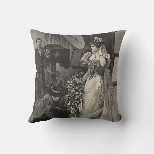 ヴィンテージ花嫁、ブライダルポートレートと写真家 クッション (裏面)