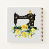 ヴィンテージ裁縫マシンイエロー花模様モノグラム ノートブック (裏面)