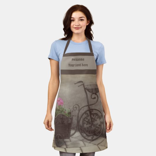 ヴィンテージ製フラワーホルダーパーソナライズされた エプロン (着用した状態)