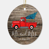 ヴィンテージ赤いピックアップトラック、素朴な木のパターン セラミックオーナメント (左)