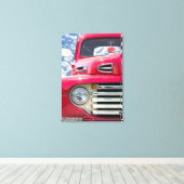 ヴィンテージ赤トラックのファジーサイコロ キャンバスプリント (インサイチュ (ウッドフロア))