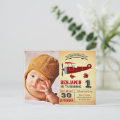 ヴィンテージ赤レトロ飛行機誕生日 インビテーションポストカード (スタンド正面)