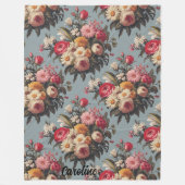 ヴィンテージ赤、ピンク、白、黄色のフローラブーケ フリースブランケット (正面)