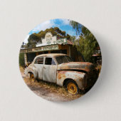 ヴィンテージ車とガレージ、6cmラウンドバッジ 缶バッジ (正面)