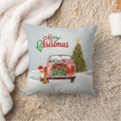 ヴィンテージ車はクリスマスツリーおよび孤のsittiによって駐車しました クッション (ブランケット)